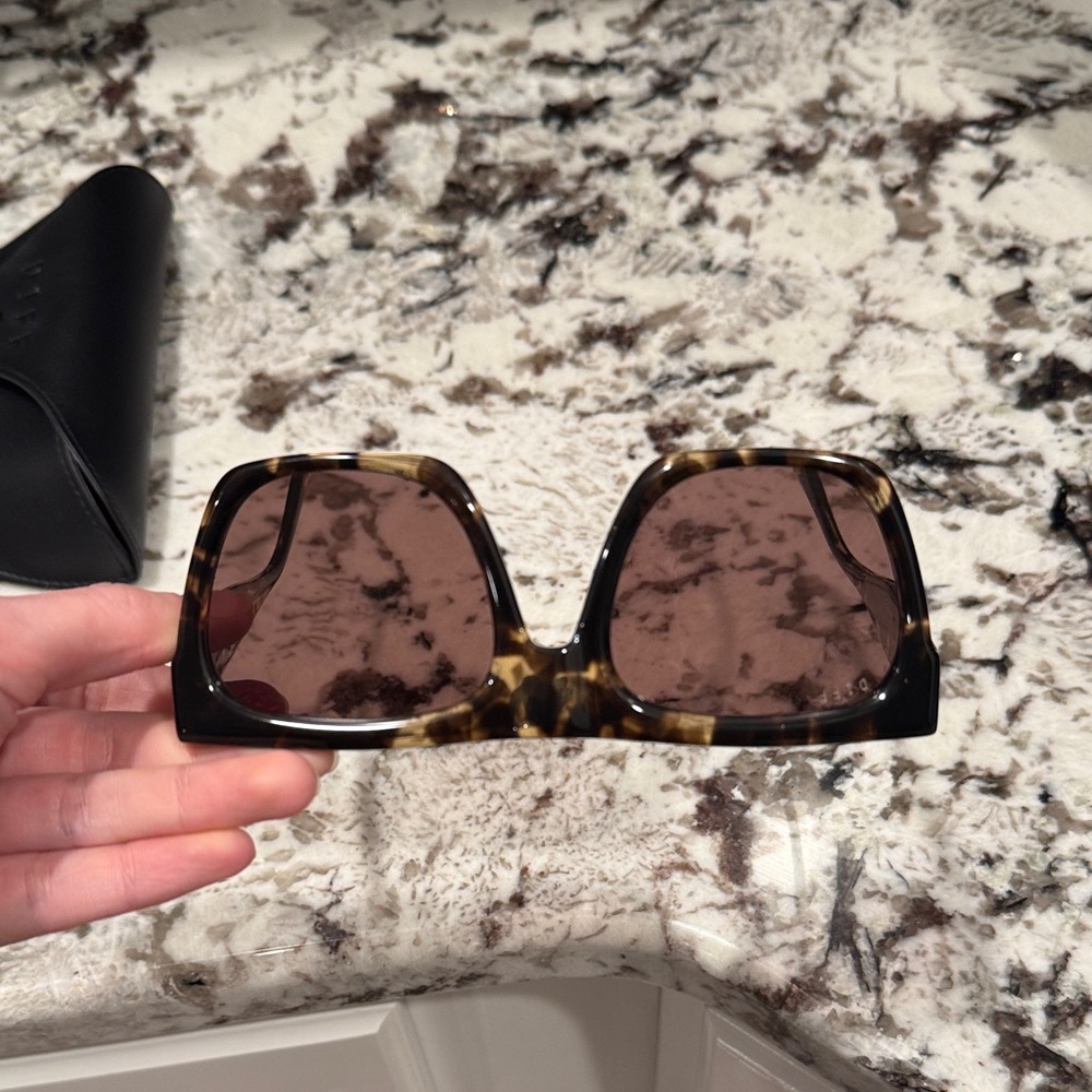 Diff Eyewear Easton Tortoise Frame Sunglasses Wit… - image 7